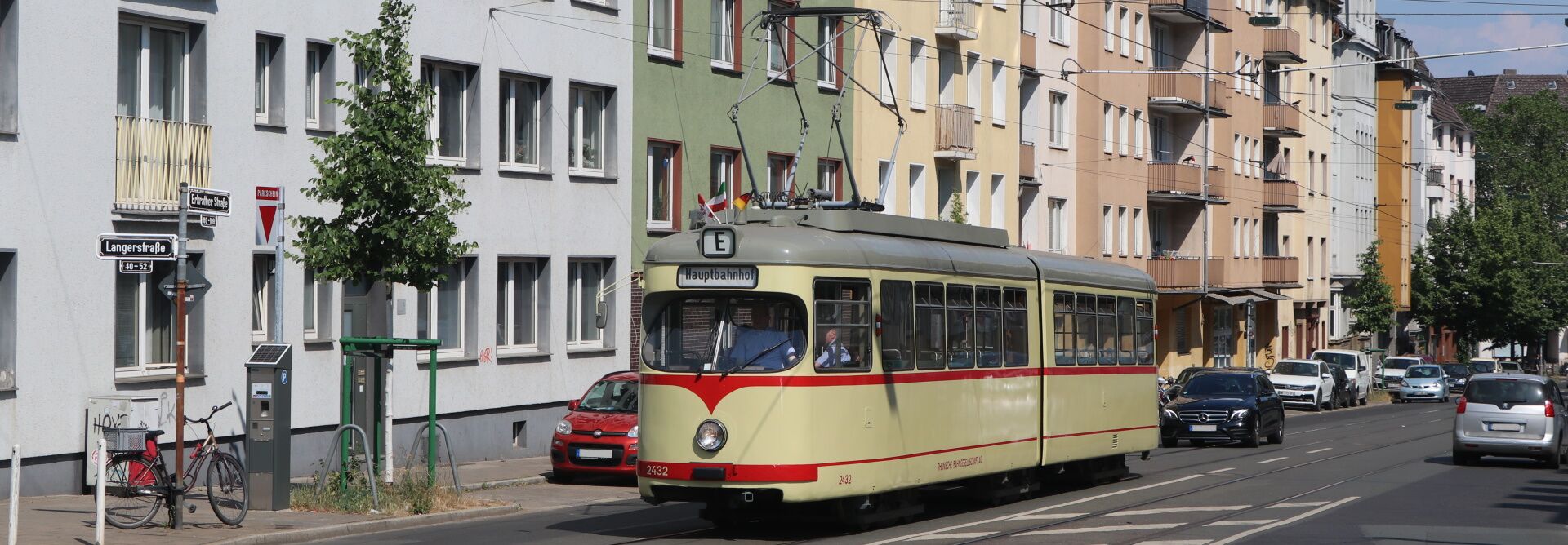 Triebwagen 2432 befährt am 11.06.2023 die Betriebsstrecke auf der Erkrather Straße und wird in kürze in die Langerstraße einbiegen (Foto: Michael Kochems)