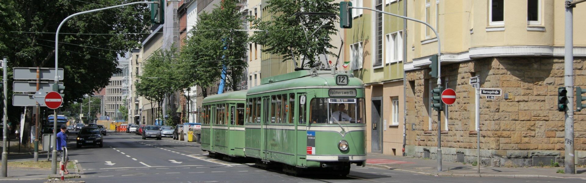 Triebwagen 114 befährt mit seinem Beiwagen 1629 am 14.06.2015 die Elisabethstraße in Richtung Volmerswerth. (Foto: Julian Zimmermann)