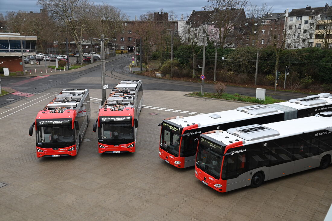 Blick auf das neue Quartett aus der Vogelperspektive, die Batteriebusse sind auch an den umfangreichen Dachaufbauten mitsamt Ladepantograph zu erkennen. Foto: Volker Eichhorst