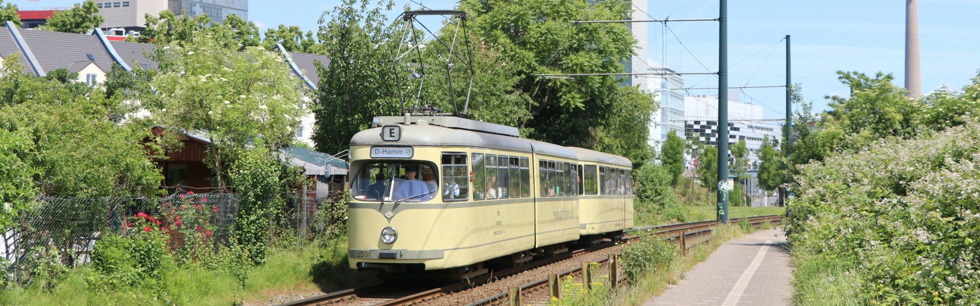 Triebwagen 2501 befährt mit seinem Beiwagen 1689 am 09.06.2019 die Strecke der Linie 706 in Richtung Hamm und wird in kürze die Haltestelle Hammer Dorfstraße erreichen. (Foto: Michael Kochems)