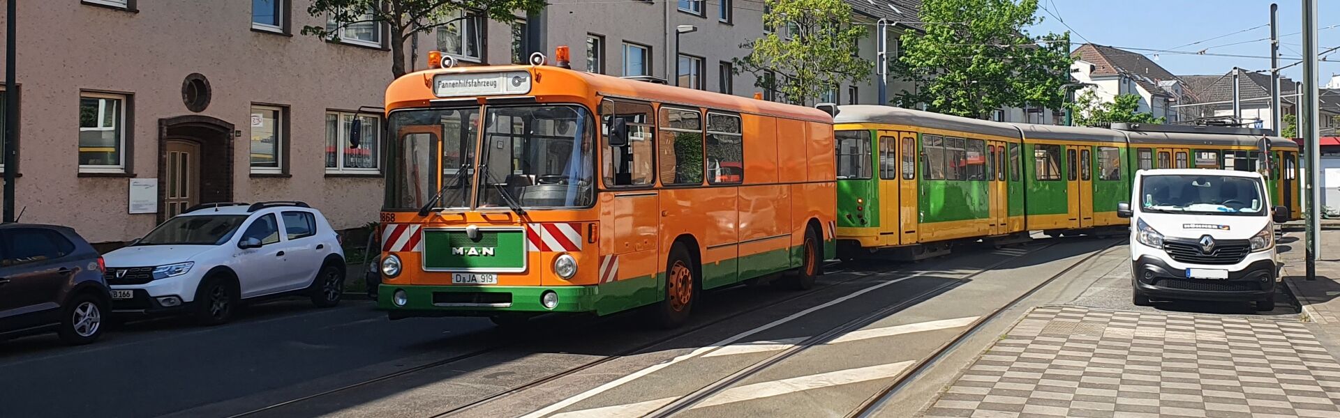 Der Schleppbus 9868 rangiert "Helmut" (Tw 697) im Betriebshof Am Steinberg (Foto: Julian Zimmermann)