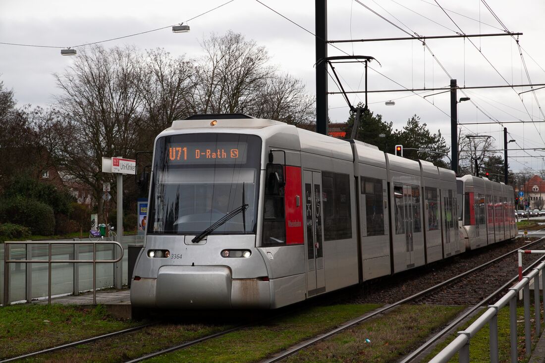 U71 nach Rath S an der Haltestelle Uni-Kliniken (Foto: Niklas Butz)