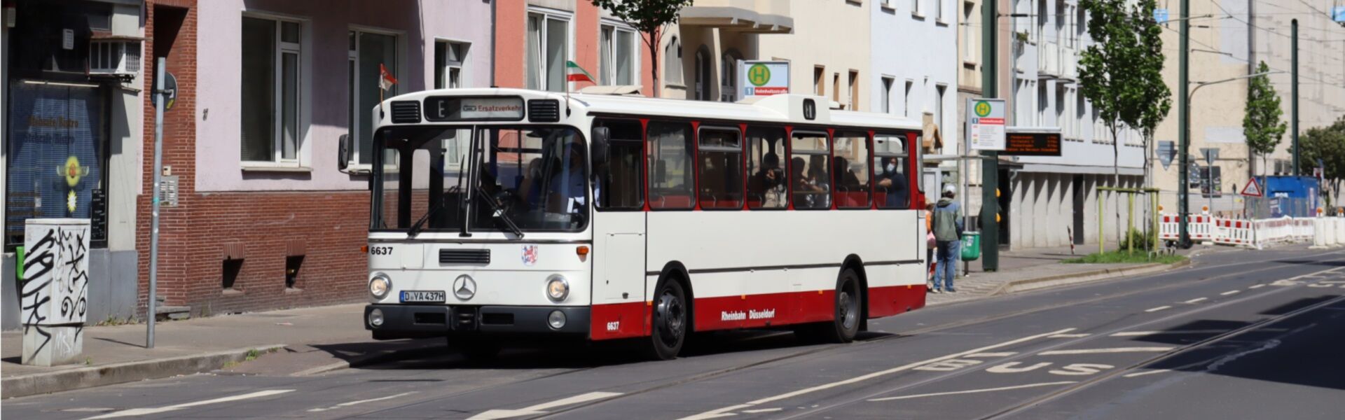 Hier als Straßenbahn-Ersatzverkehr für die Oldtimerlinie ist der O305 6637 an der Haltestelle Helmholtzstraße gerade abgefahren (Foto: Etienne Schlarmann)