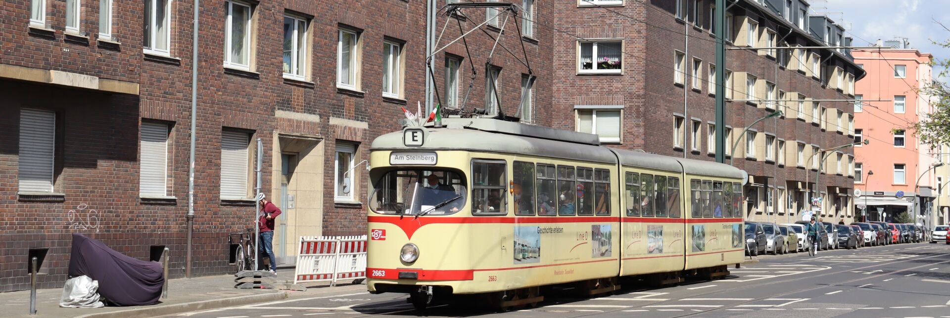 Triebwagen 2663 befährt am 10.04.2022 die Heresbachstraße als Oldielinie auf dem Weg zum historischen Betriebshof Am Steinberg (Foto: Etienne Schlarmann)