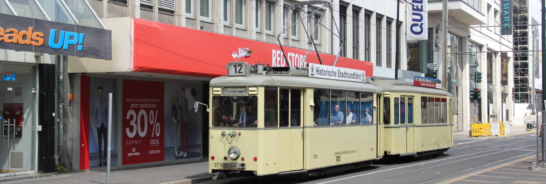 Triebwagen 379 befährt zusammen mit Beiwagen 316 am 14.06.2015 den inzwischen stillgelegten Streckenabschnitt auf der Schadowstraße (Foto: Michael Kochems)