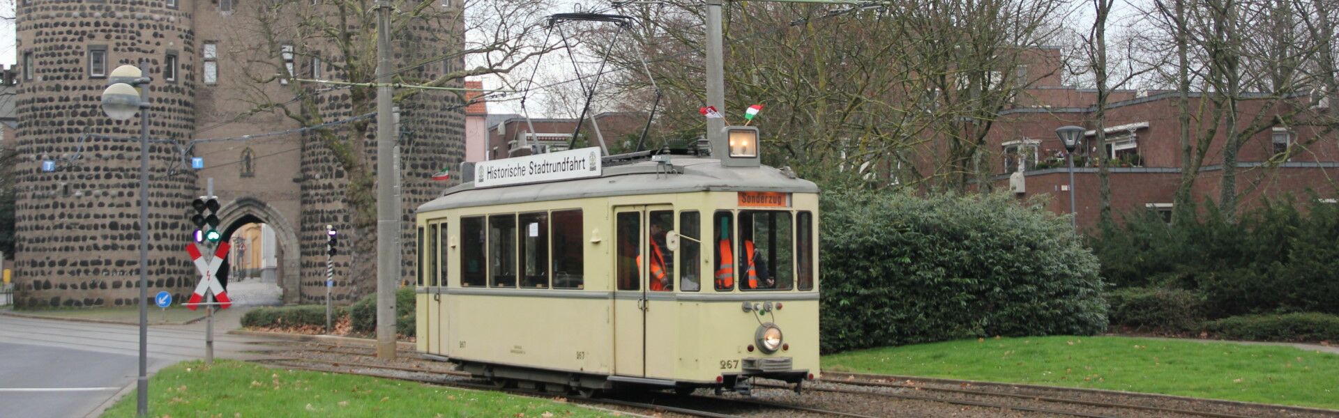 Triebwagen 267 befährt auf einer Überführungsfahrt zurück zum Btf. Am Steinberg das Neusser Obertor in Fahrtrichtung Düsseldorf (Foto: Michael Kochems)