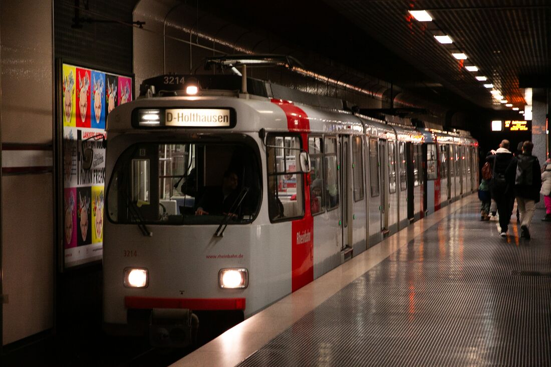 3214 (GT8SU) als U77 an der Steinstraße (Foto: Niklas Butz)