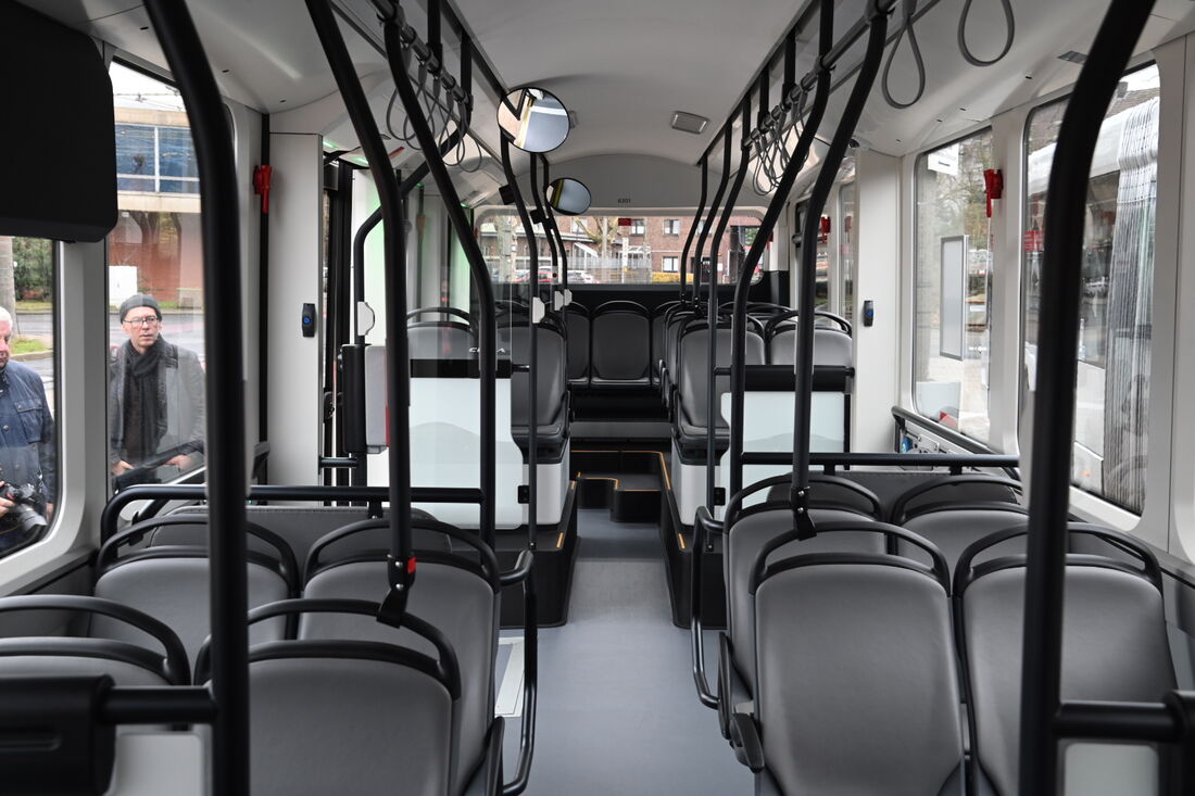 Stellvertretend für alle vier Modelle eine Innenansicht des batterieelektrischen VDL-Solowagens 6301. Graue Kunstledersitze sind Rheinbahnstandard, ferner gehören USB-Anschlüsse an den Sitzen zur Ausstattung sowie farbige Lichtleisten an den Türen. Ein