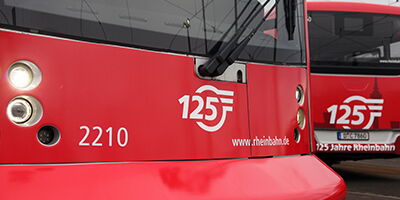 NF8 2210 mit Rheinbahn-Jubiläumslogo Foto: Oliver Schmidt