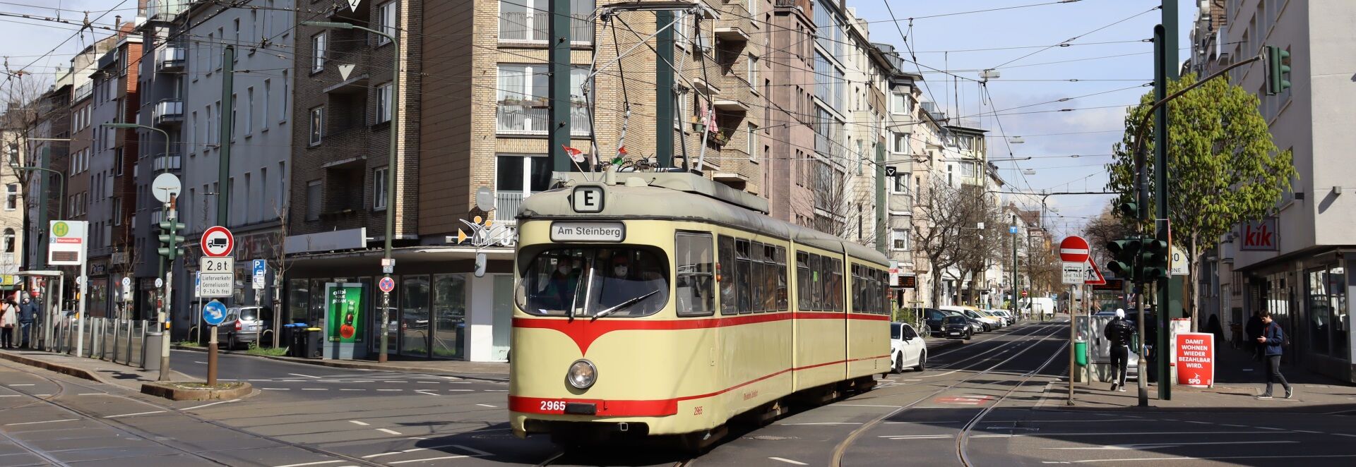 Am 03.04.2022 fährt Wagen 2965 als Oldtimerlinie von der Haltestelle Färberstraße in Richtung Am Steinberg (Foto: Etienne Schlarmann)
