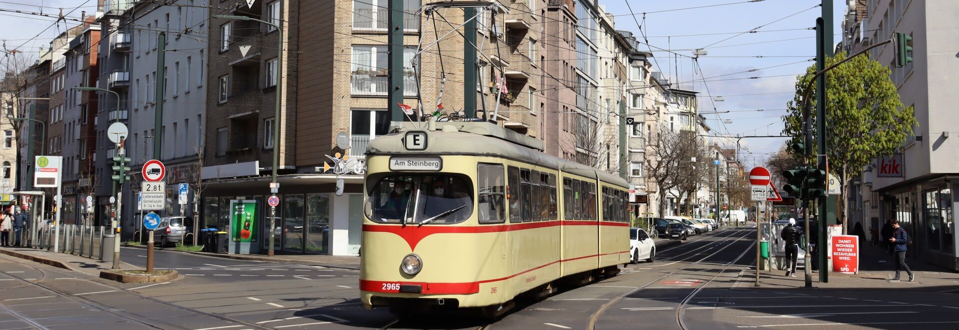 Am 03.04.2022 fährt Wagen 2965 als Oldtimerlinie von der Haltestelle Färberstraße in Richtung Am Steinberg (Foto: Etienne Schlarmann)