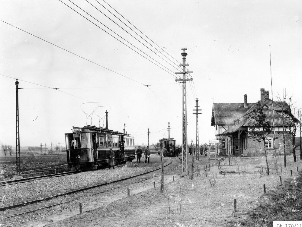 Triebwagen 3 mit Beiwagen an der Haltestelle Forsthaus Meer (Foto: Rheinbahn Archiv)