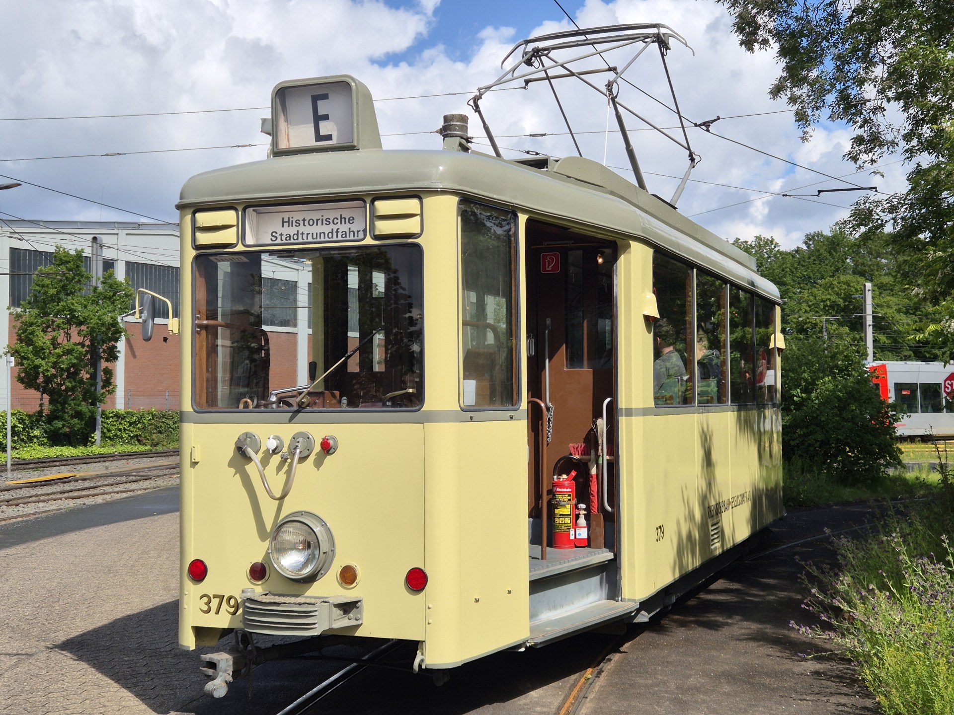 Triebwagen 379 bei einer seiner ersten Testfahrten im Betriebshof Handweiser (Foto: JZ)