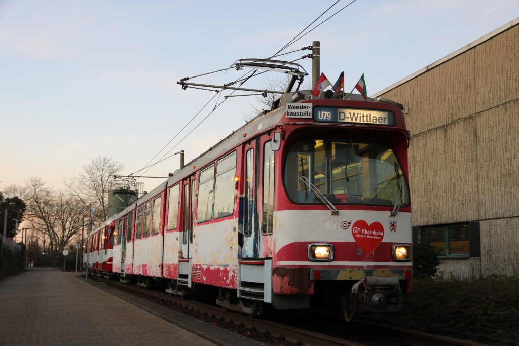 Die Wiederinbetriebnahme des Umformers war erfolgreich! Das Foto täuscht aber: Zwar ist der Wagen nun wieder an der Fahrleitung, aber von selbst fahren sind wir immer noch sehr weit entfernt. (Foto: Julian Zimmermann)