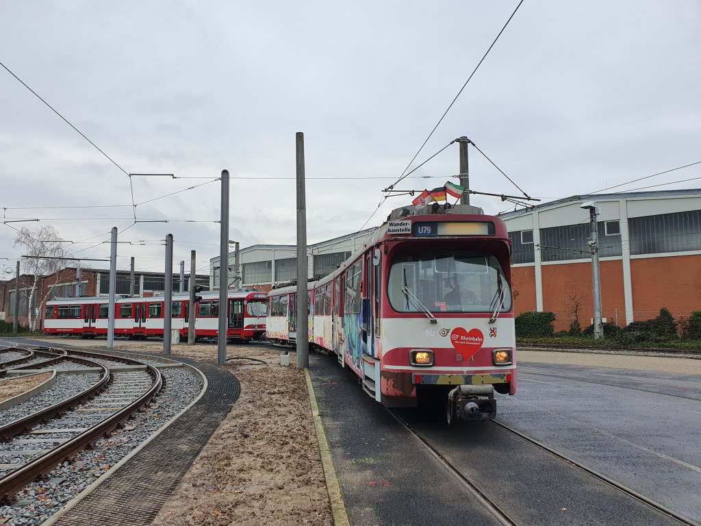 Der Aufwand den Triebwagen jedes mal von der Wagenhalle in die Werkstatt zu bringen ist gigantisch und stets muss 3206 als Schiebe- bzw. Schleppfahrzeug dran glauben. Wenn alles klappt wird sich 3101 aber ab heute wieder selber mit Niederspannung versorgen können. (Foto: Julian Zimmermann)