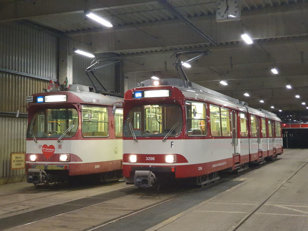 Ungleiche Brüder: Während sich beide Wagen natürlich die Form teilen, trennt sie doch mehr als man zuerst meinen mag. Triebwagen 3206 ist aus der ersten Lieferserie aus 1973, Triebwagen 3101 hingegen aus der dritten Serie 1975. Wir mussten lernen, dass es einige Serienunterschiede unter der Haube gibt... (Foto: Julian Zimmermann)