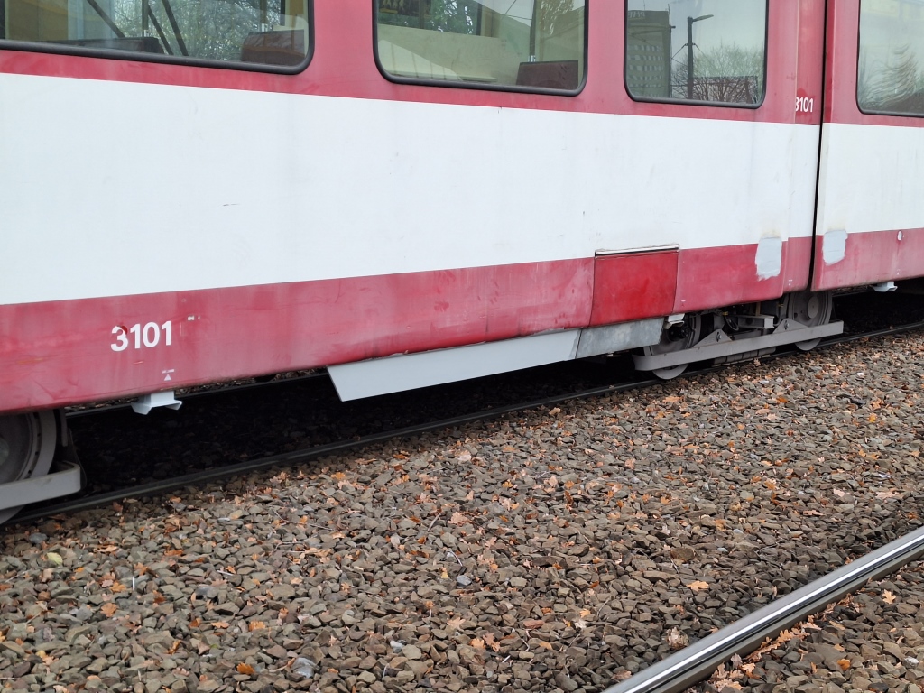 Am Mittelteil hatten die Speisewagen neben der Batterieklappe noch die Klappen hinter denen sich die Frisch- und Abwassertanks befanden. Zwar erhält der Wagen seine Tanks nicht zurück, aber die verlängerte Kante deutet die Klappen dazu an. (Foto: Julian Zimmermann)