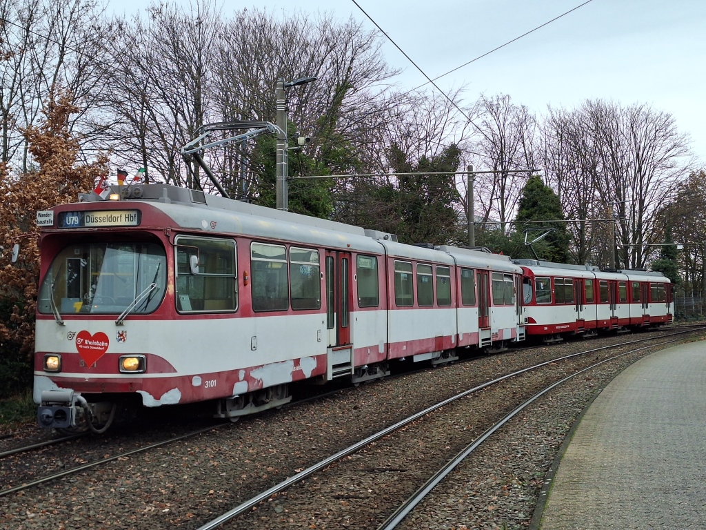 Da steht sie nun in voller Pracht, unsere "Wanderbaustelle". Der angehangene Triebwagen 3206 gibt Aufschluss darüber, was die Neulackierung am 3101 nun für einen Unterschied bringen wird. Übrigens: Die Schwallwasserregenkante ist fertig. Haben Sie es gesehen? (Foto: Julian Zimmermann)