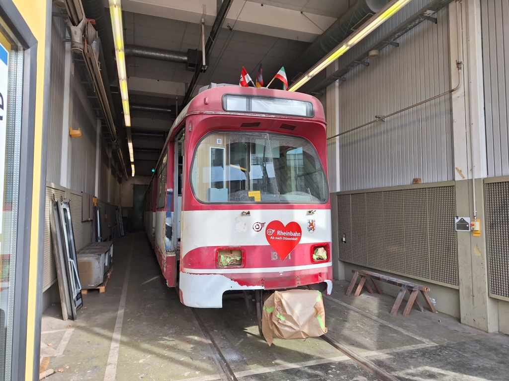 Um seine Anbauteile beraubt sieht der Triebwagen schon etwas traurig aus. Bemerkenswert ist inbesondere die rote Clowns-Maske, wo die ursprüngliche Farbe unter den Scheinwerferrahmen zum Vorschein kommt. (Foto: Julian Zimmermann)