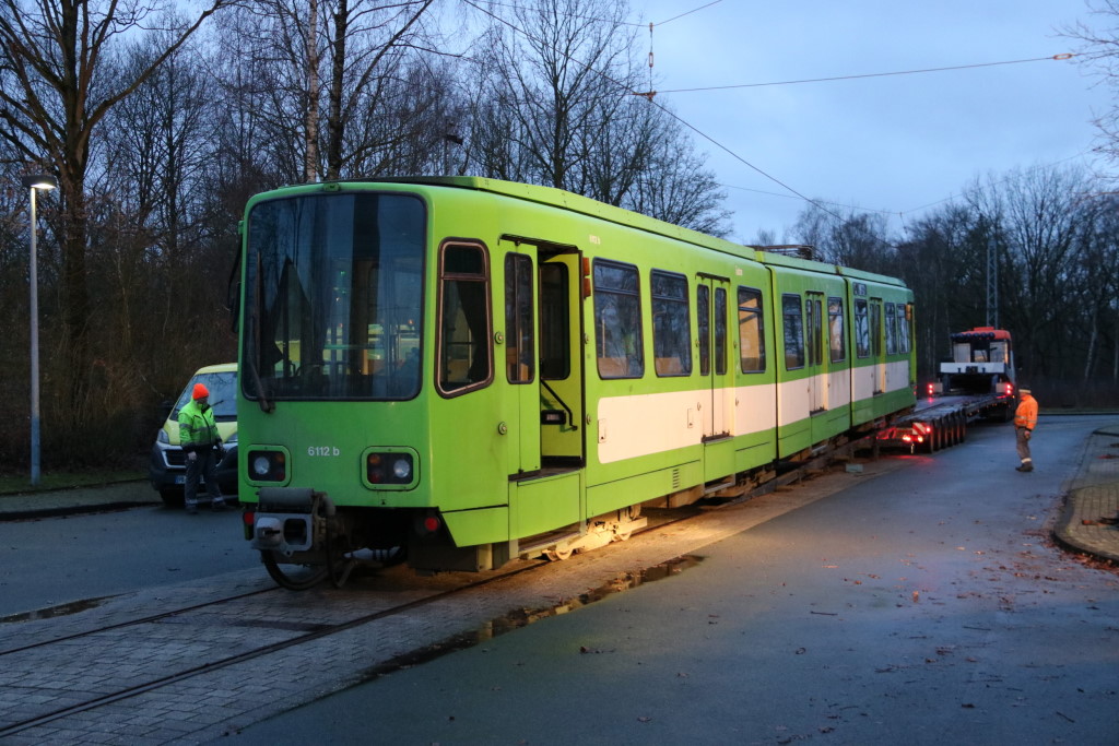 Zuerst wird der Tauschzug abgeladen. Triebwagen 6112 ist die Wachablösung für unseren 3101 als Übungsobjekt. (Foto: Julian Zimmermann)