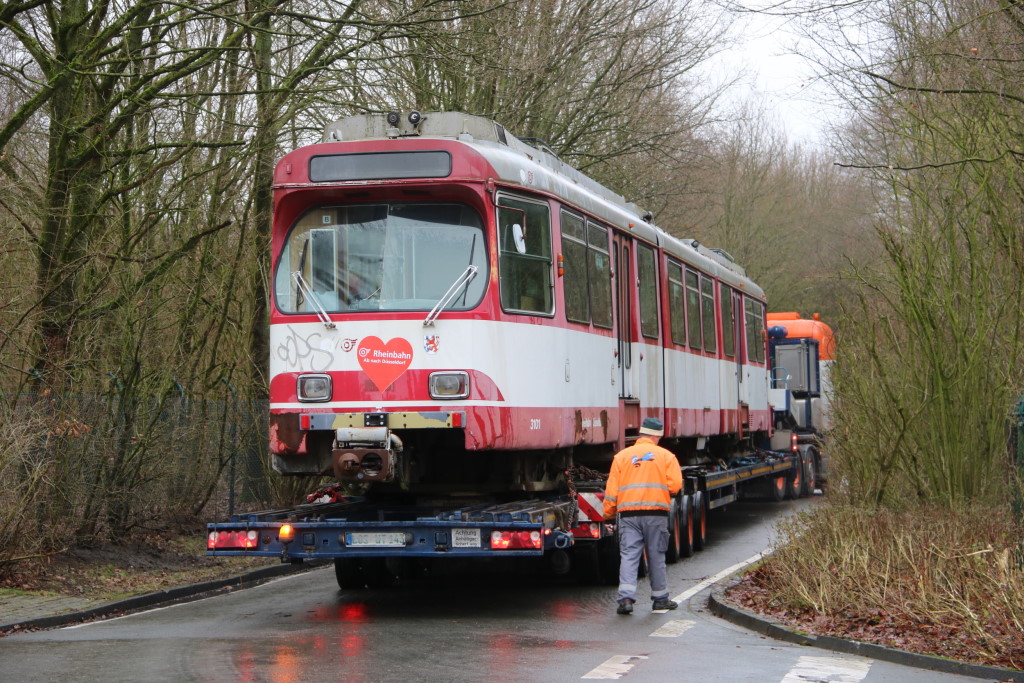 Und jetzt wurde der Wagen auch vom Übungsgelände heruntergefahren. Natürlich nicht ohne noch den Vorgarten des IdF zu ruinieren... (Foto: Julian Zimmermann)