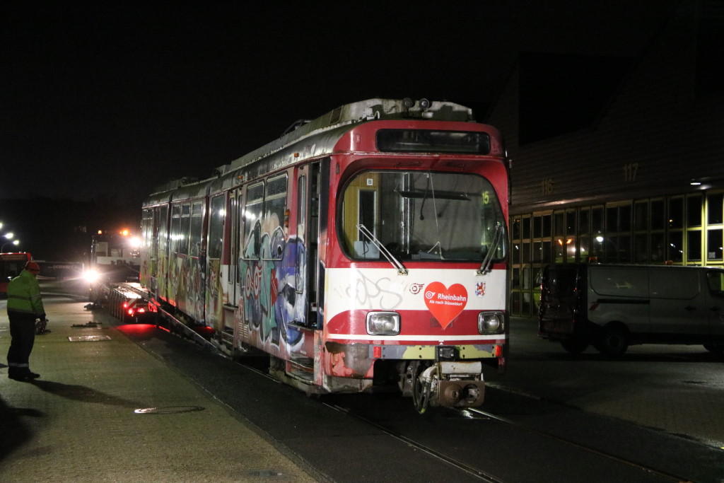 Spät in der Nacht, gegen 02:20 Uhr erreicht der Tieflader wohlbehalten den Betriebshof Heerdt. Mit dem Abladen wird sofort begonnen (Foto: Julian Zimmermann)