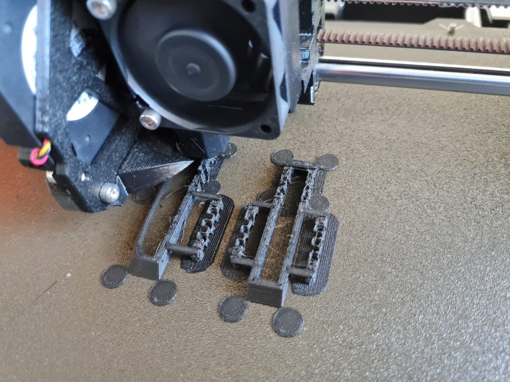 Ein 3D-Drucker trägt die Schichten einzeln mit flüssigem Filament auf und lässt die Struktur somit nach oben wachsen. (Foto: Florian Kry)
