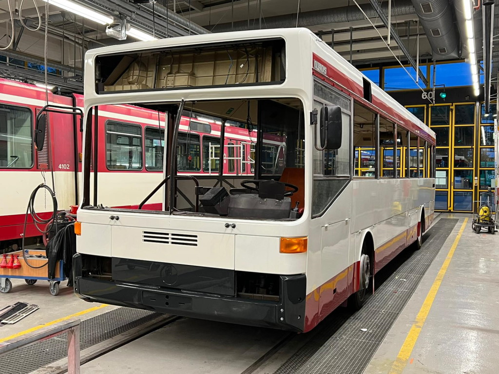 Wenn dann langsam die Anbauteile wieder ihren Weg an den Bus finden geht es mit der Verbesserung des äußeren Eindrucks immer schnell. Täuschen lassen sollte man sich trotzdem nicht: Es ist noch viel zu tun.. (Foto: Robin Bertram)