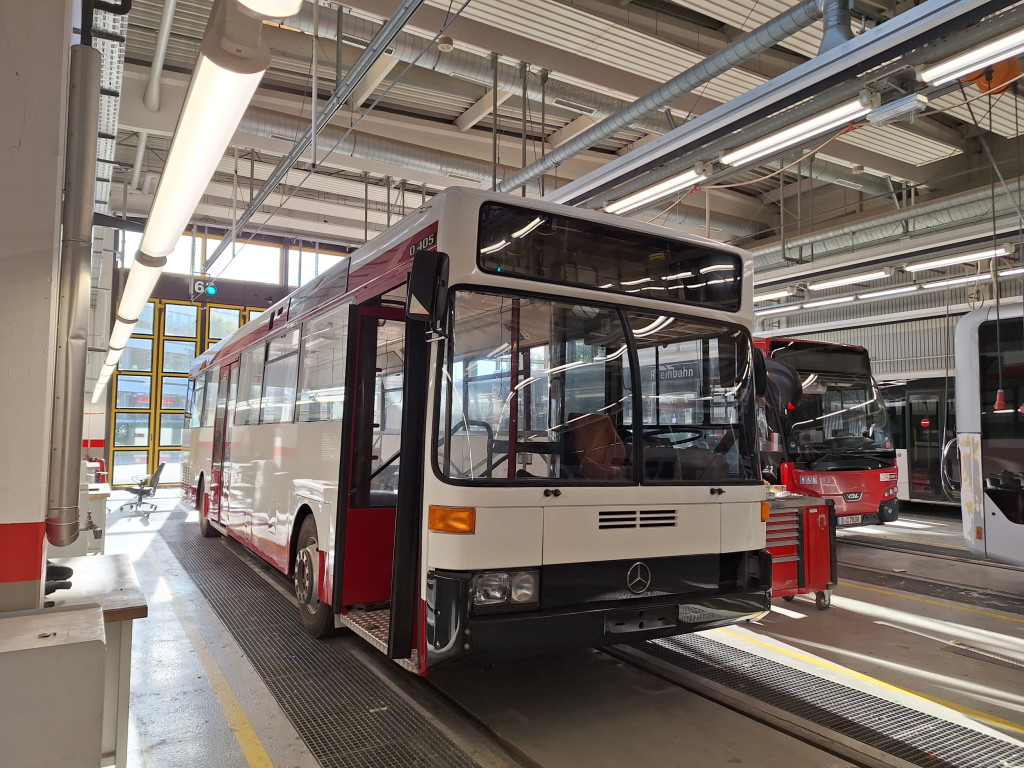 Einen super Eindruck machen die neuen Frontscheiben und insgesamt verleihen die wieder eingeklebten Scheiben dem ganzen Bus ein viel vollständigeres Bild. Bald folgt auch der fehlende Frontscheinwerfer. (Foto: jz)