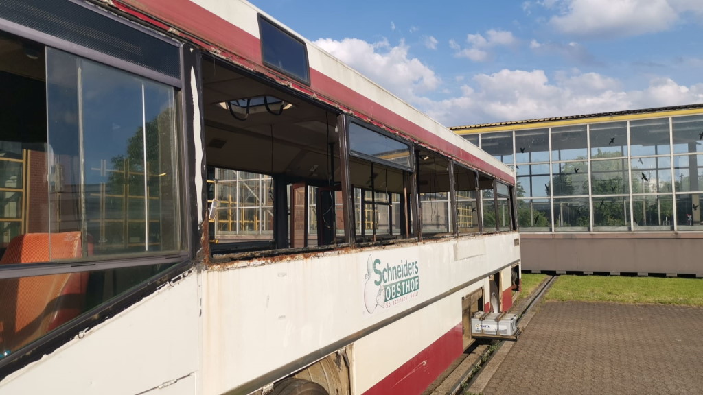 Nicht nur die Fensterscheiben sondern auch diverse sonstige Anbauteile mussten ihren angestammten Platz verlassen. (Foto: fm)