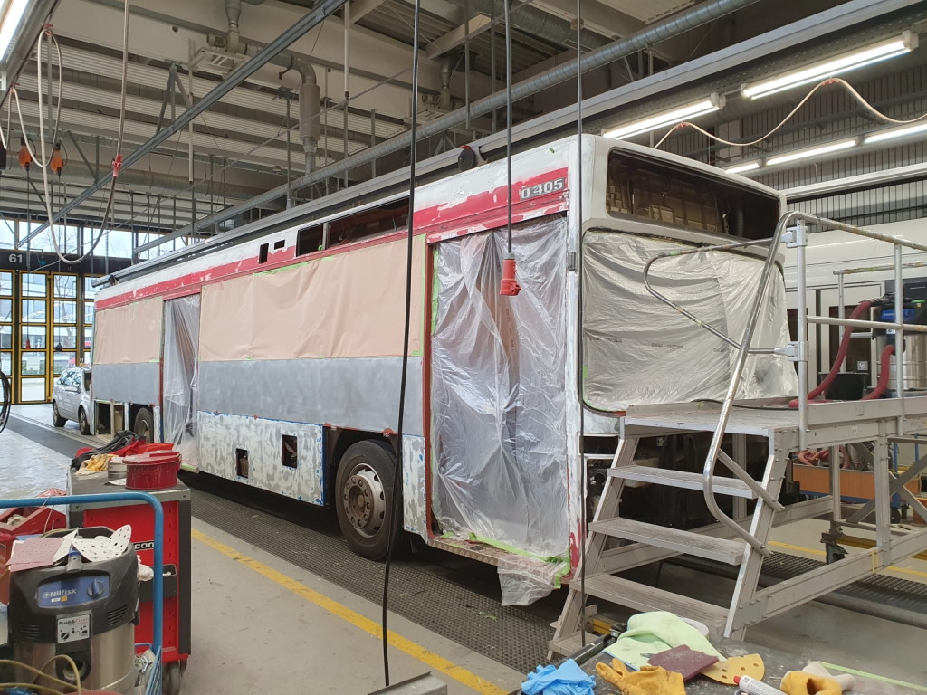 Wieder alles an Anbauteilen demontiert und das meiste schon für die Füller-Grundierung abgeklebt sieht der Bus schon wieder etwas weniger nach Bus aus. (Foto: jz)