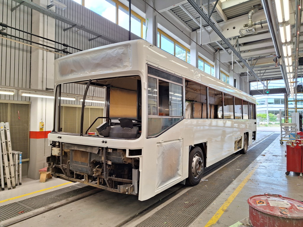 Das füllern und ausschleifen dauert einige Zeit, insbesondere da der Bus neben dem Tagesgeschäft läuft. Hier sehen wir aber nun den weißen Grundlack, ohne Anbauteile (Foto: jz)