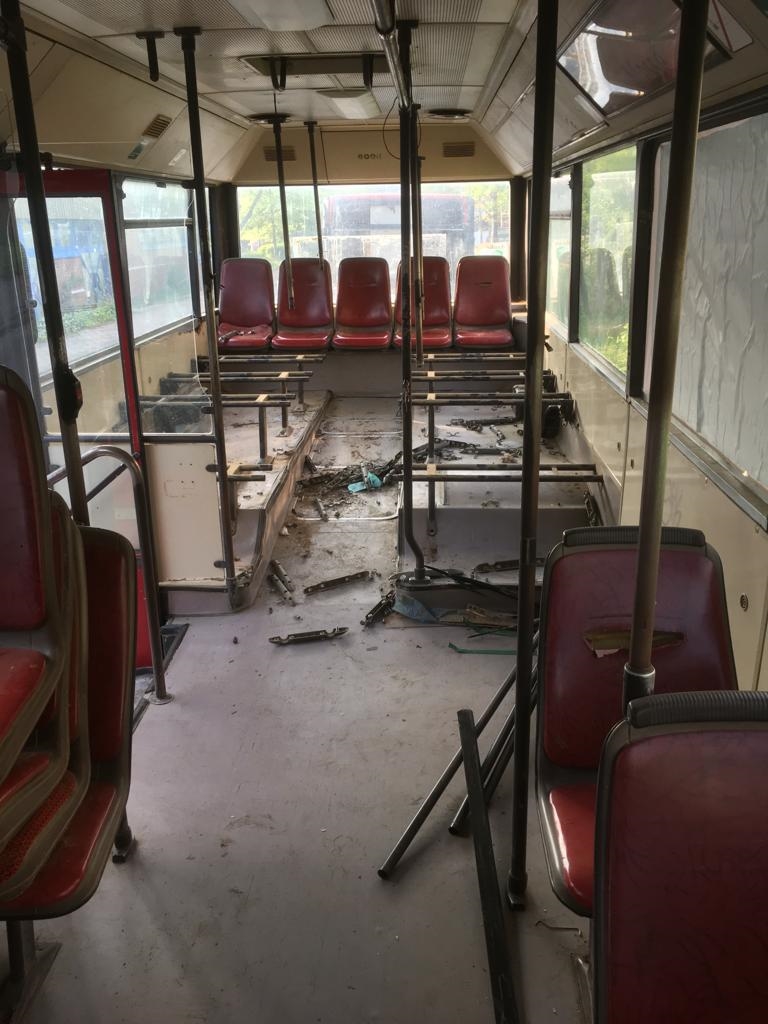 Der Beginn der Demontage startet mit den Sitzbänken im Heckbereich des Busses. Gut ist auch die fehlende Seitenscheibe rechts zu erkennen. (Foto: jz)