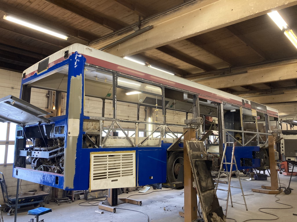 Keine Sorge, der Bus wird nicht blau bleiben. Was man hier sieht ist die Rostschutzbasis. Ein verlässlicher Indikator wo überall Hand angelegt wurde. (Foto: Rüdiger Grabowski)