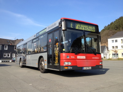 Im Einsatz als Fahrschulwagen präsentiert sich Wagen 7016 hier am 25.03.2013