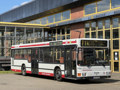 Am 30.04.2022 sonnt sich Wagen 7252 vor der Lackiererei im Betriebshof Handweiser