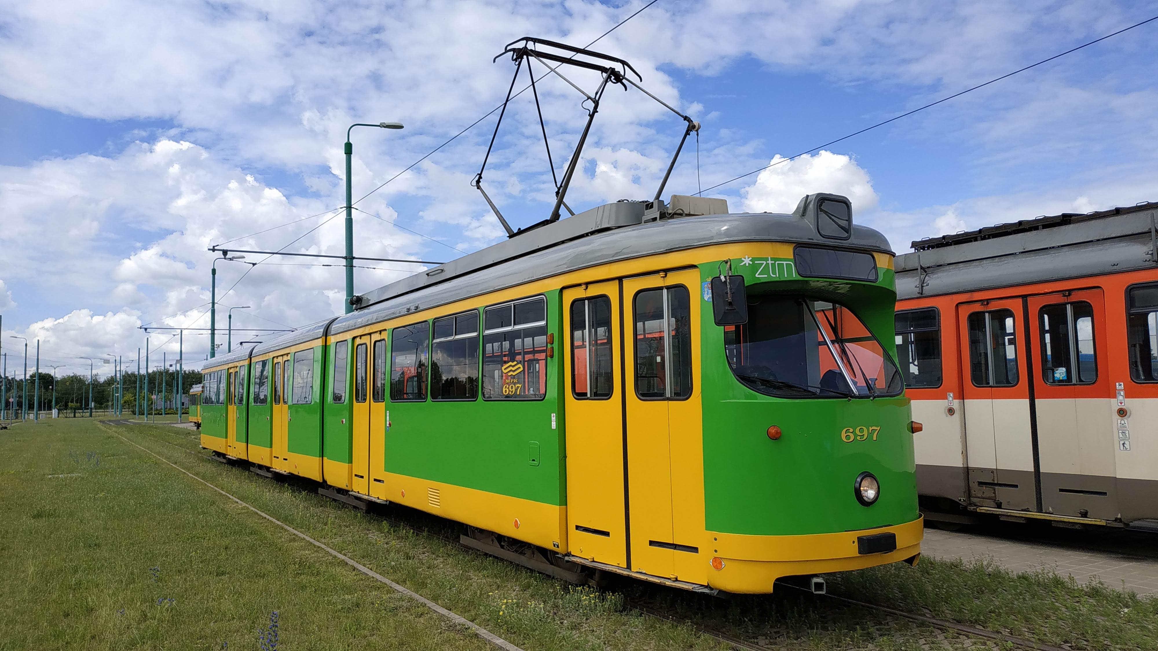 Wagen 697 auf dem Freigelände des Posener Betriebshofes Franowo im Juni 2020. (Foto: Dirk Pohl)